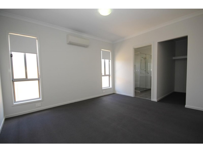 8 BUTTERFLY WAY, Ripley QLD 4306