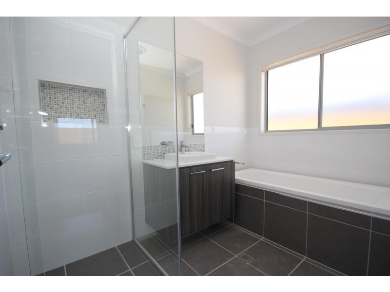 8 BUTTERFLY WAY, Ripley QLD 4306