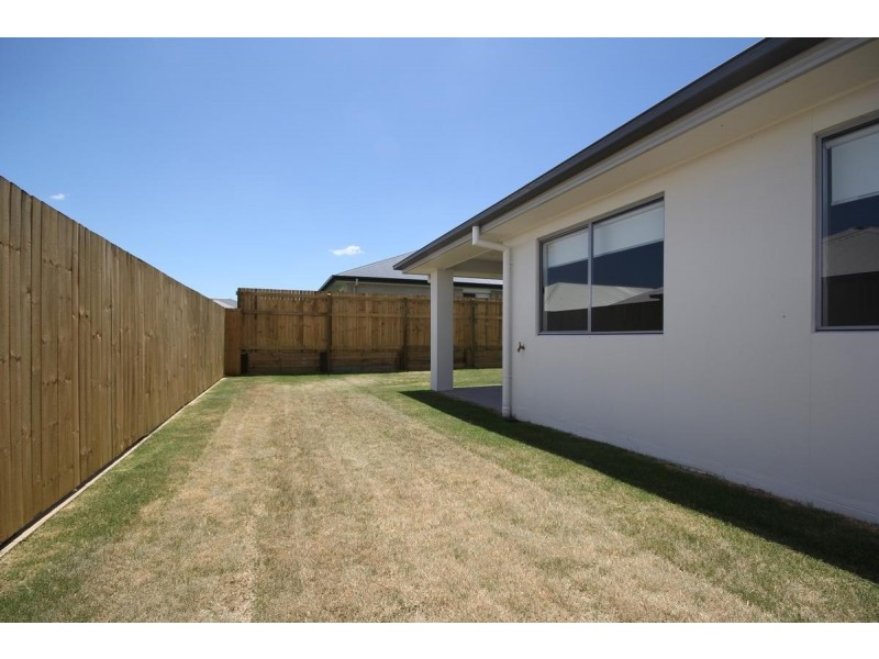 8 BUTTERFLY WAY, Ripley QLD 4306