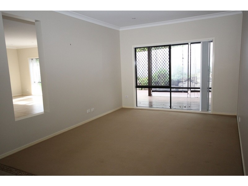 275 LAKESIDE AVENUE, Springfield Lakes QLD 4300