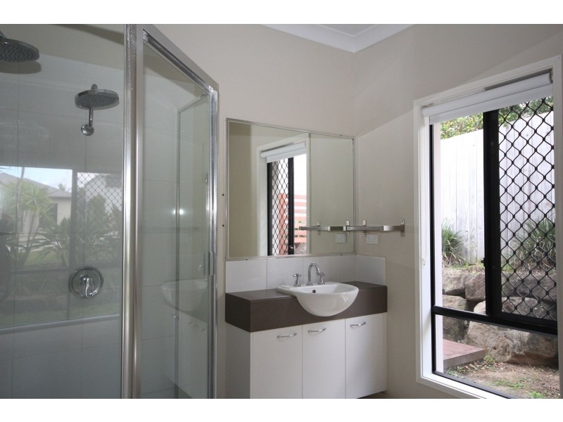 275 LAKESIDE AVENUE, Springfield Lakes QLD 4300