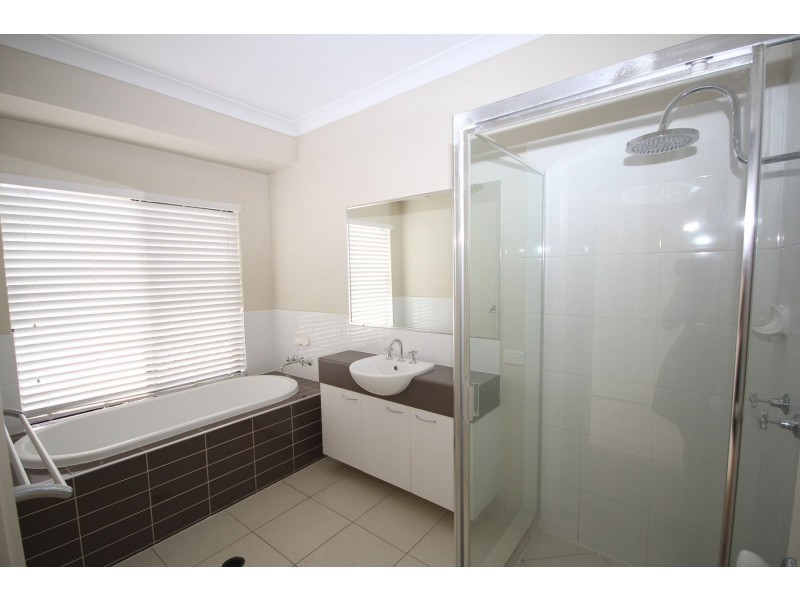 275 LAKESIDE AVENUE, Springfield Lakes QLD 4300