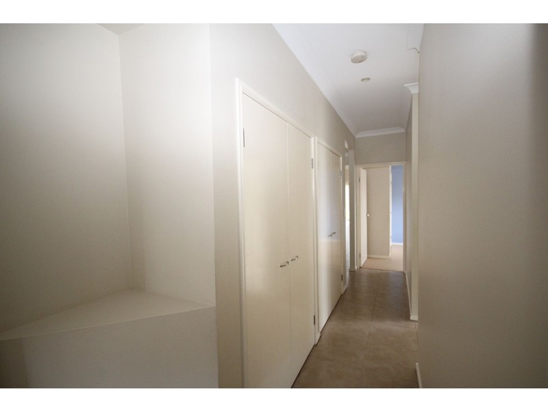 275 LAKESIDE AVENUE, Springfield Lakes QLD 4300