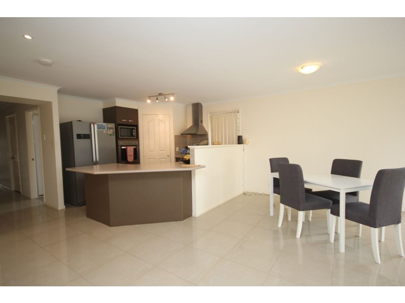 4 OAK LEAF STREET, Springfield Lakes QLD 4300