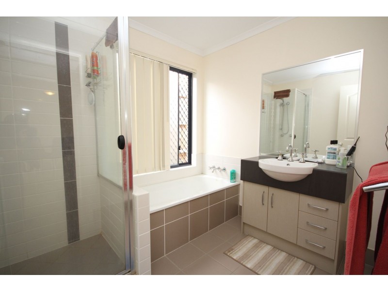 4 OAK LEAF STREET, Springfield Lakes QLD 4300