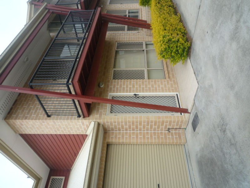 2/25 Law Street, Redbank QLD 4301