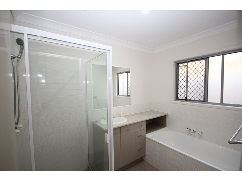 48 William Terrace, Oxley QLD 4075