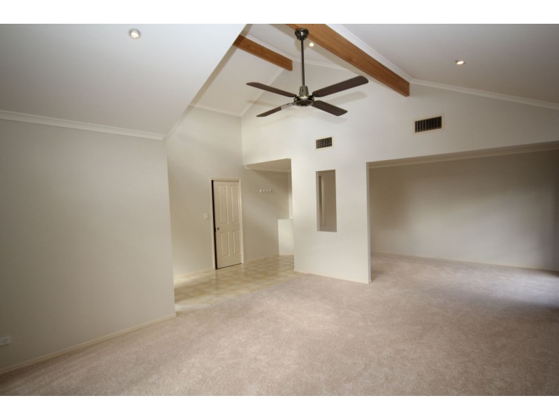 4 Dew Close, Springfield Lakes QLD 4300