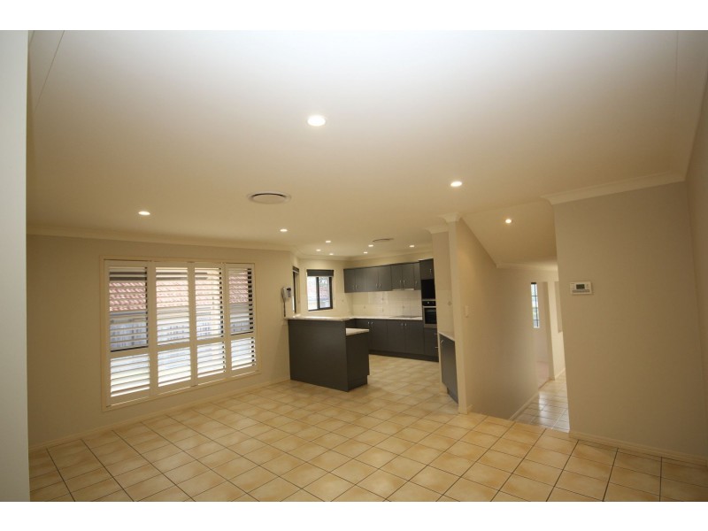 4 Dew Close, Springfield Lakes QLD 4300