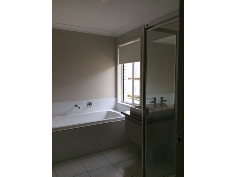 100 Valentine Circuit, Augustine Heights QLD 4300