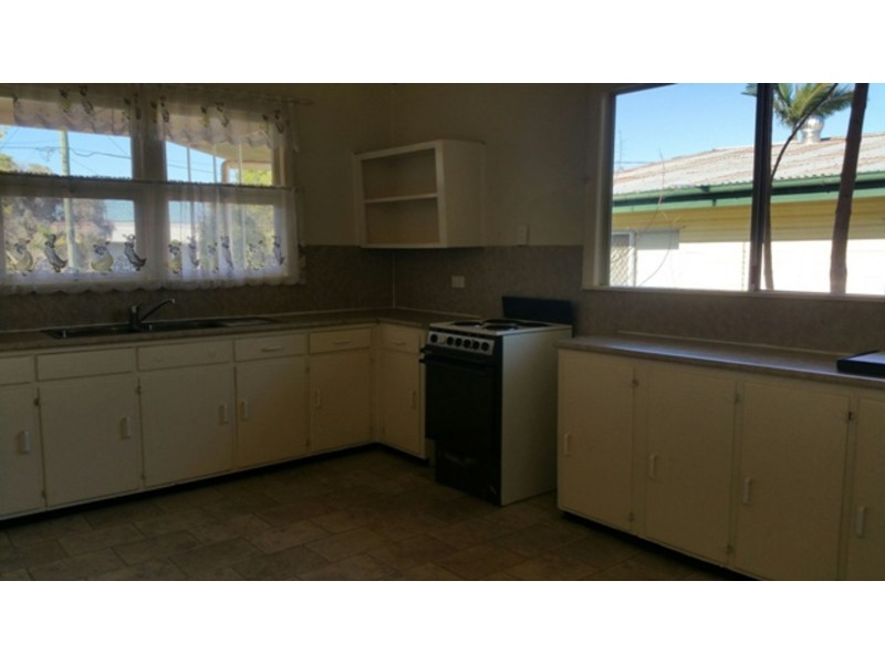 33 Edwards Street, Eastern Heights QLD 4305