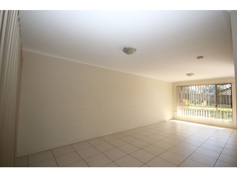 2/25 Law Street, Redbank QLD 4301