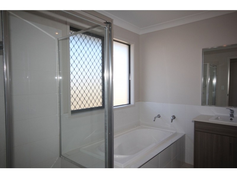 3 Yorkshire Road, Park Ridge QLD 4125