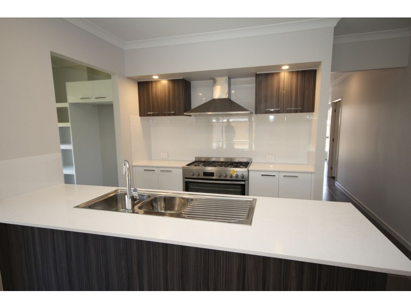8 Butterfly Way, Ripley QLD 4306