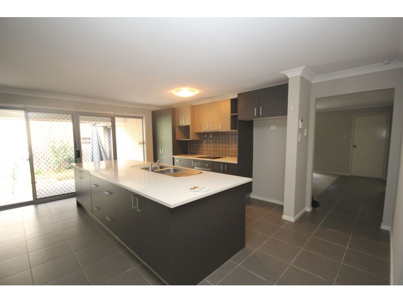 28 Admiral Crescent, Springfield Lakes QLD 4300