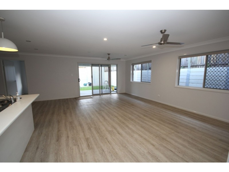 6 Munich Court, Spring Mountain QLD 4124