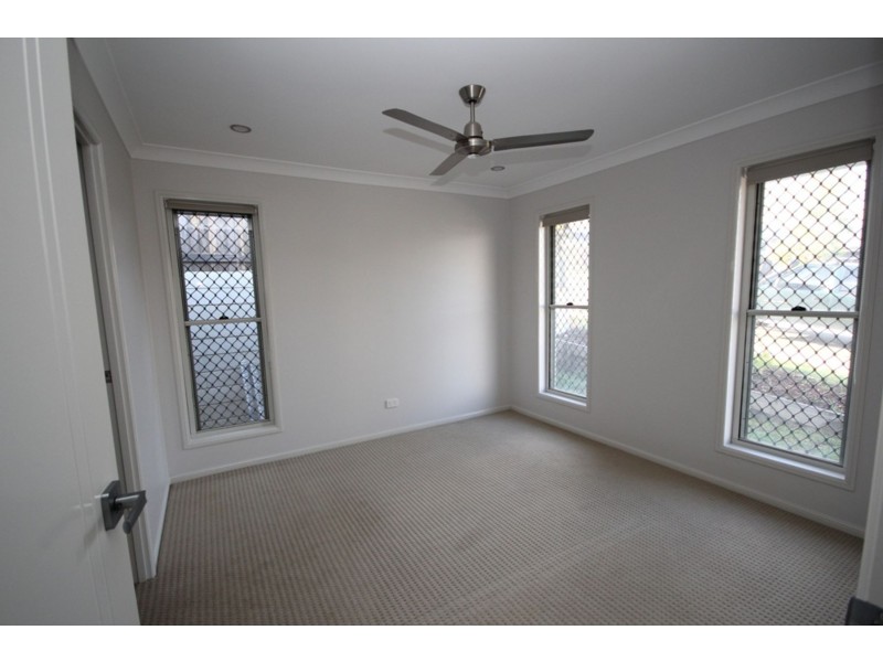 6 Munich Court, Spring Mountain QLD 4124