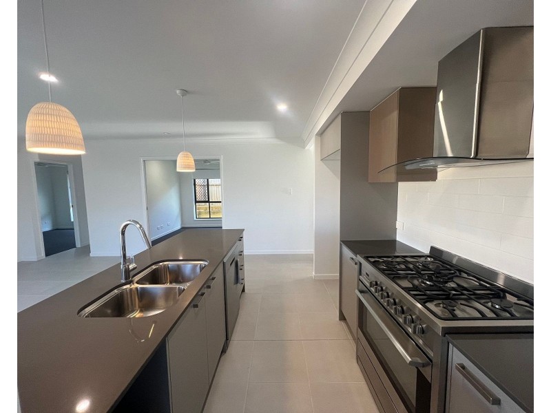 8 McDermott Way, Ripley QLD 4306