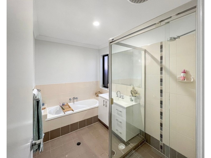 52 Lakes Entrance Drive, Springfield Lakes QLD 4300