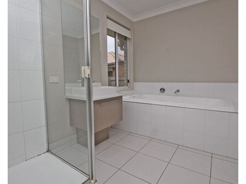 102 Valentine Circuit, Augustine Heights QLD 4300