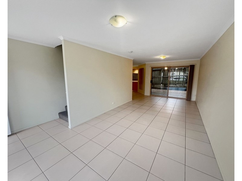 2/25 Law Street, Redbank QLD 4301