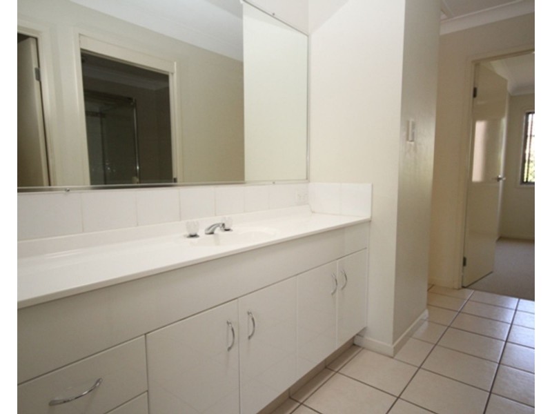 15 Creekside Drive, Springfield Lakes QLD 4300