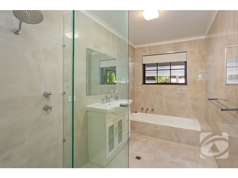 10 Shiraz Court, Aberfoyle Park SA 5159