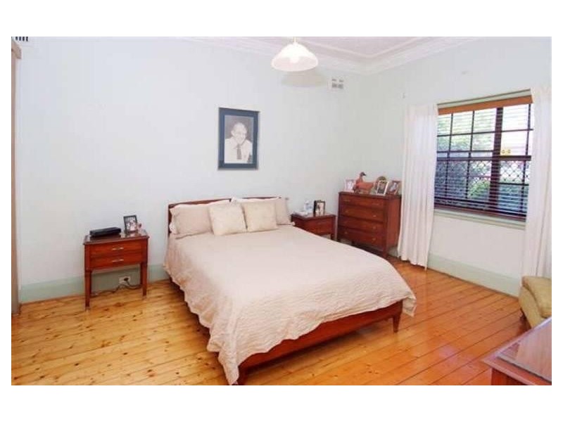 8 Universal Street, Eastlakes NSW 2018