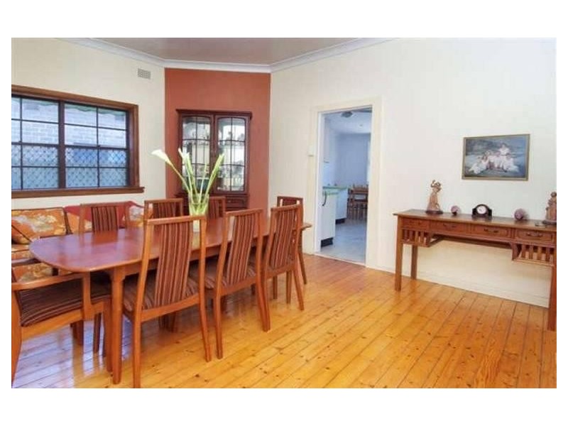 8 Universal Street, Eastlakes NSW 2018