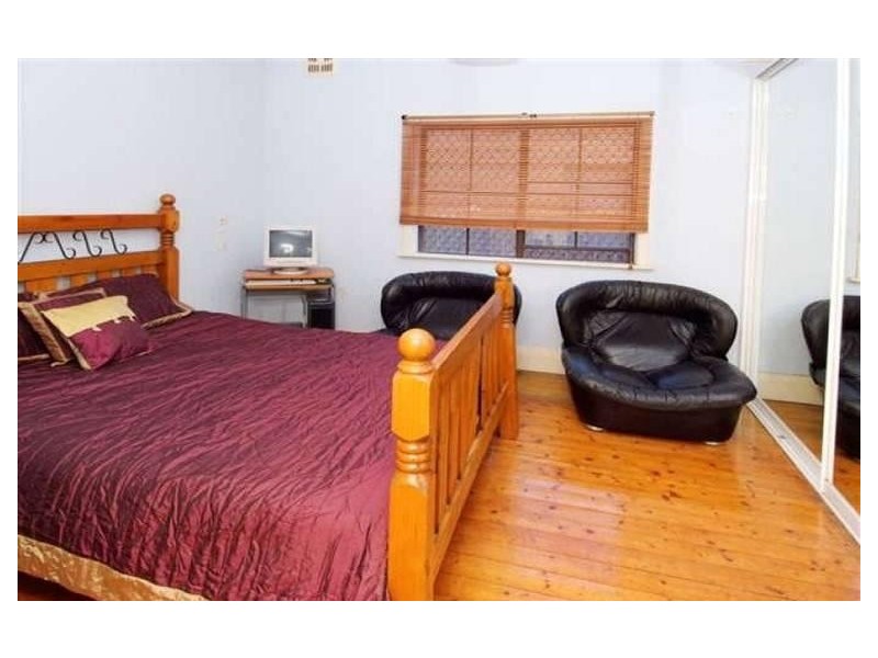 8 Universal Street, Eastlakes NSW 2018