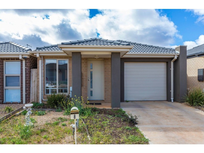 8 Harper  Street, Melton South VIC 3338