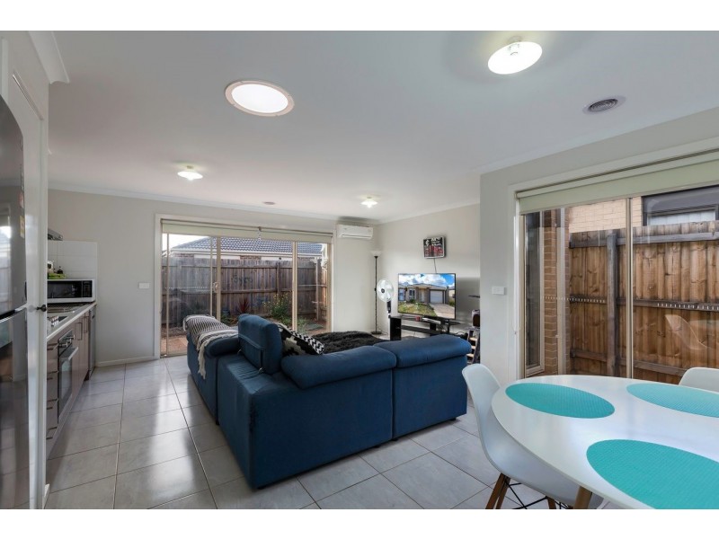 8 Harper  Street, Melton South VIC 3338