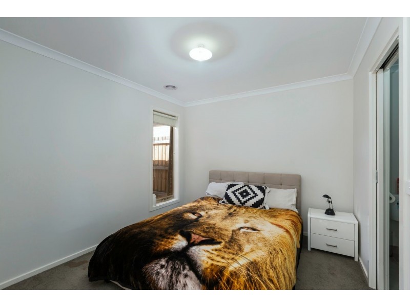 8 Harper  Street, Melton South VIC 3338