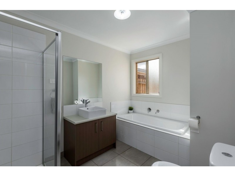 8 Harper  Street, Melton South VIC 3338