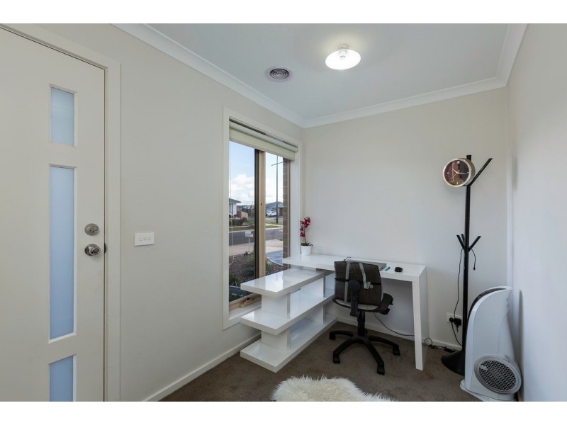 8 Harper  Street, Melton South VIC 3338