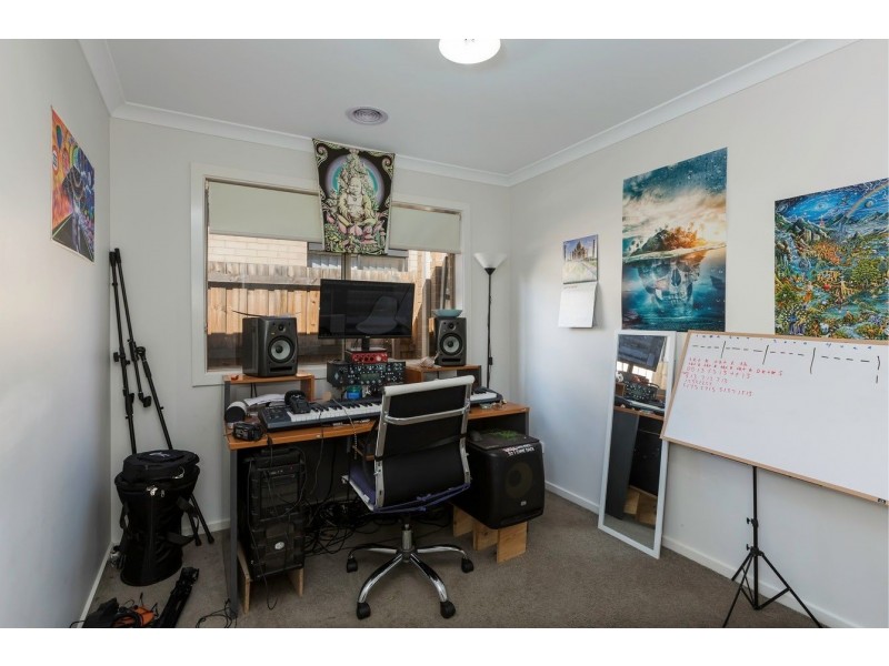 8 Harper  Street, Melton South VIC 3338