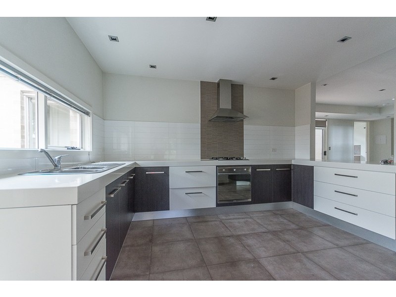 18 Cremorne Street, Sanctuary Lakes VIC 3030