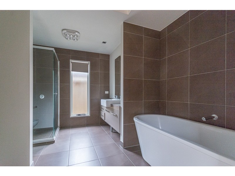 18 Cremorne Street, Sanctuary Lakes VIC 3030