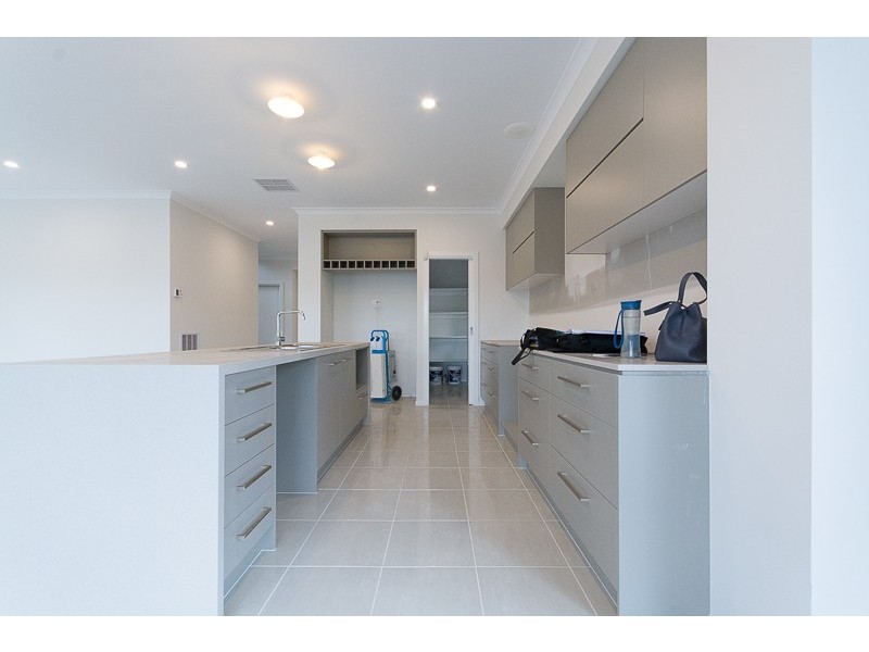 11 Carnaby  Grove, Burnside VIC 3023