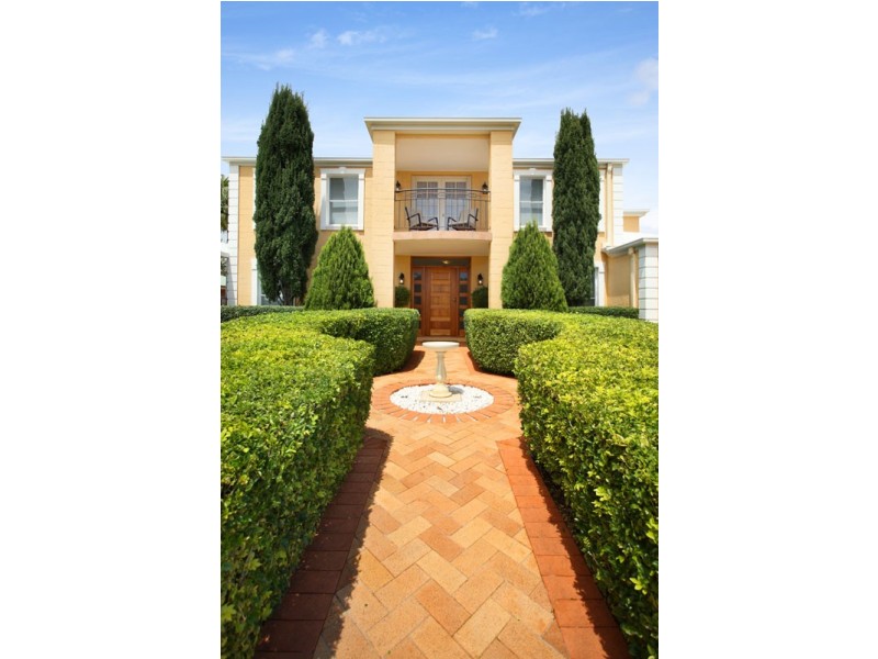 8 Wells Court, Ormiston QLD 4160