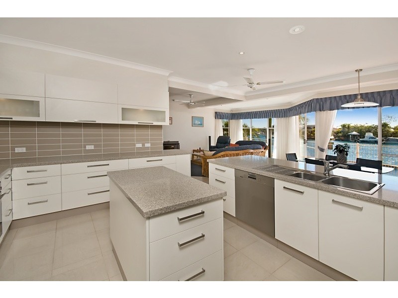 16 Mainroyal Court, Raby Bay QLD 4163