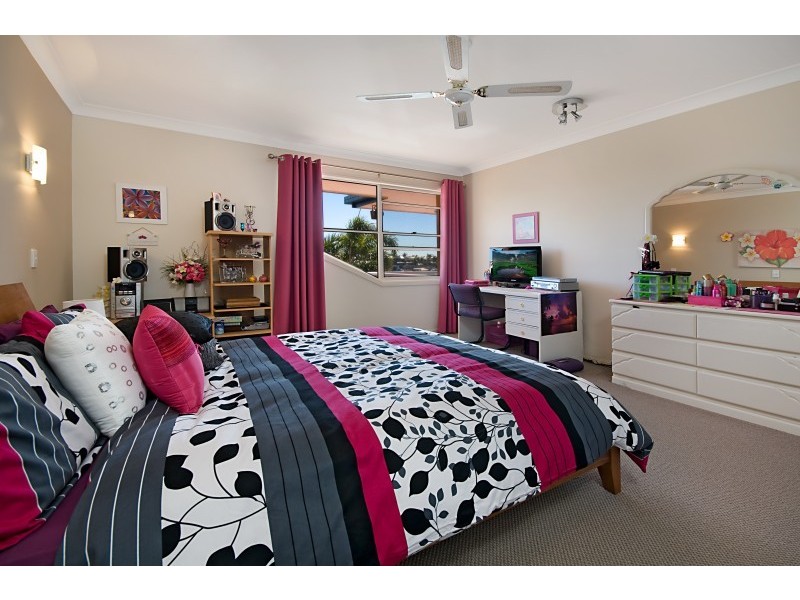 16 Mainroyal Court, Raby Bay QLD 4163