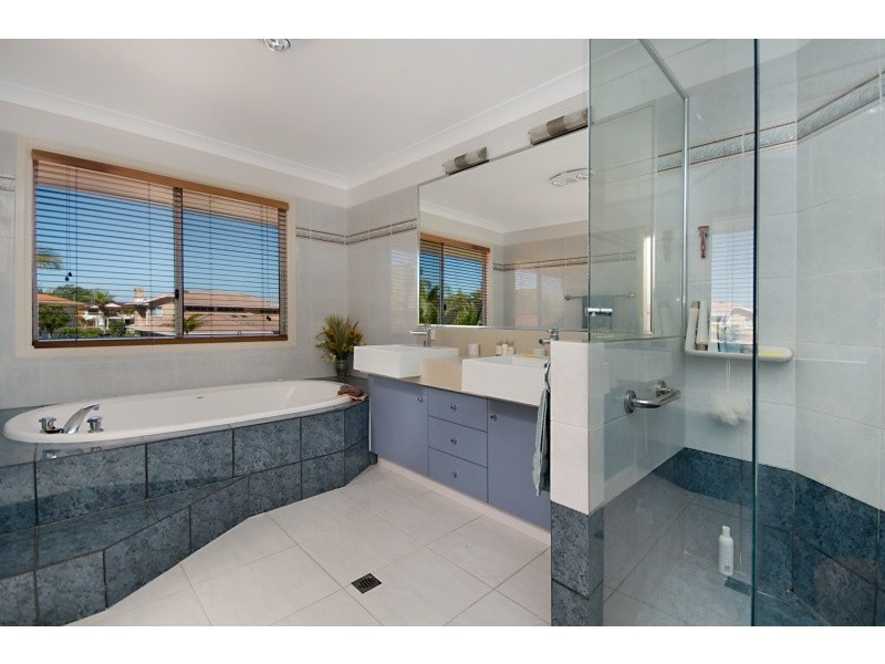 16 Mainroyal Court, Raby Bay QLD 4163