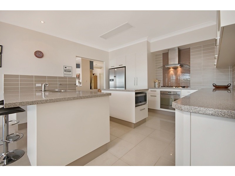 16 Mainroyal Court, Raby Bay QLD 4163