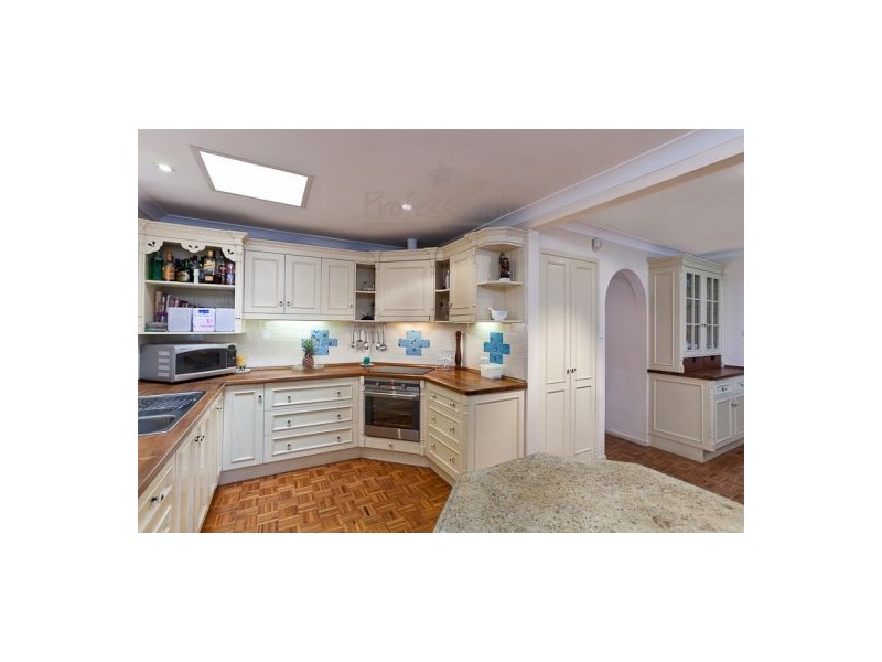 4 SANDRA COURT, Redland Bay QLD 4165