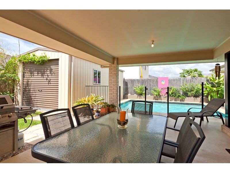 12 Magnetic Place, Redland Bay QLD 4165
