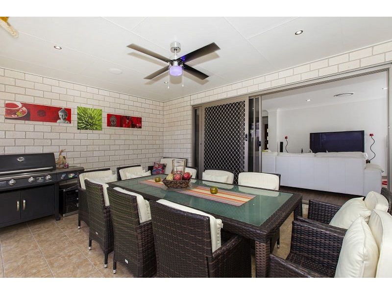 7 Youngs Road, Wynnum West QLD 4178