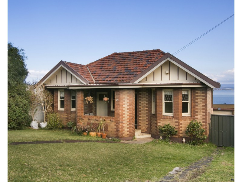 25 Northcliffe Drive, Lake Heights NSW 2502