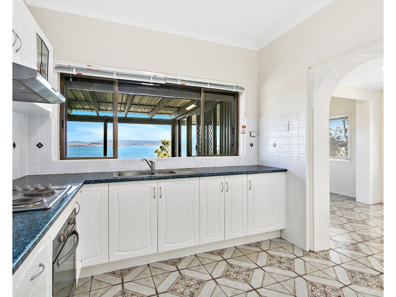 27 Northcliffe Drive, Lake Heights NSW 2502