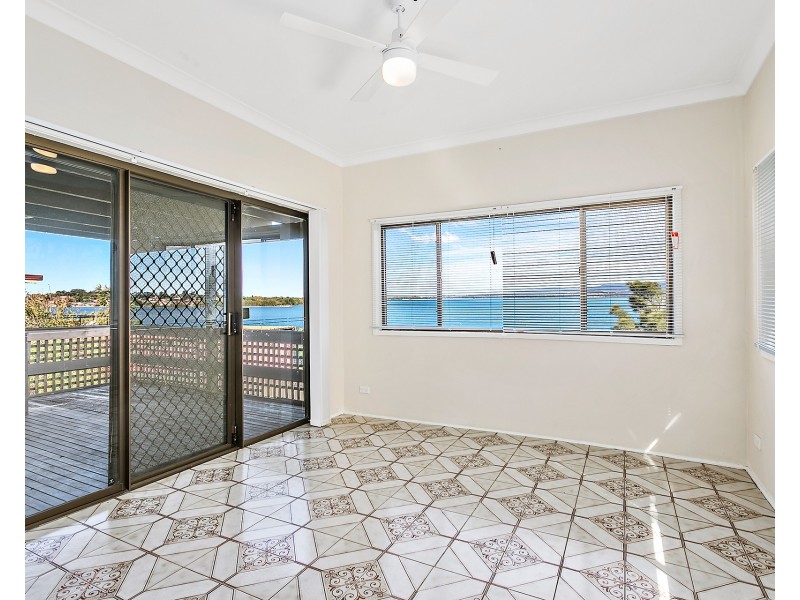 27 Northcliffe Drive, Lake Heights NSW 2502